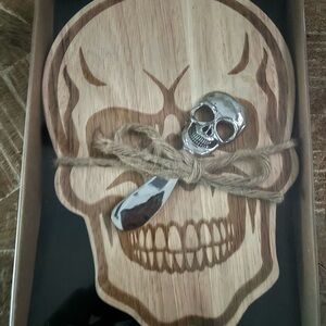 Source Unknown Skull Cutting Board with Silver Skull Knife